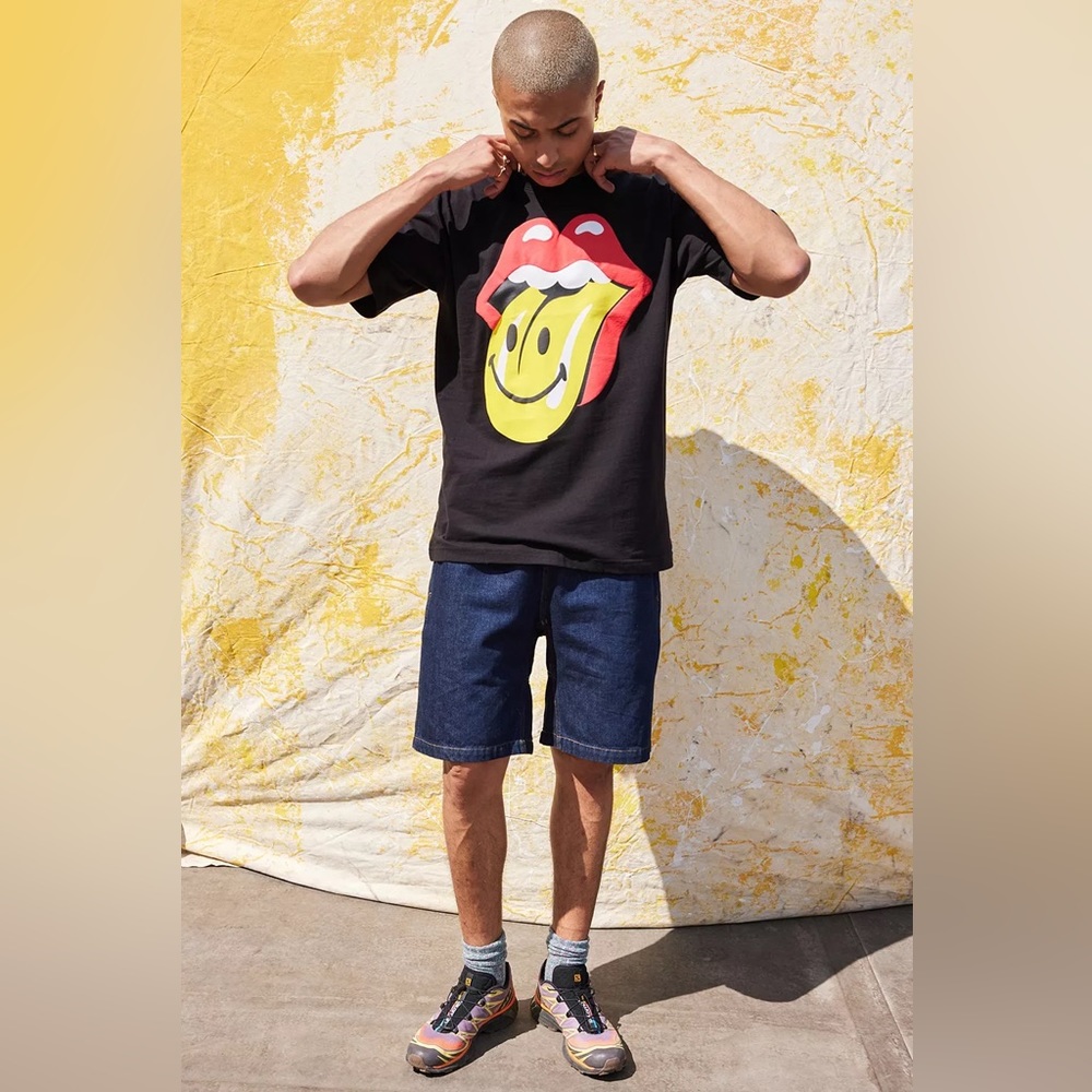 SOLD OIT NWT Unisex Market X Smiley X The Rolling Stones Black T-Shirt XL - Picture 2 of 12